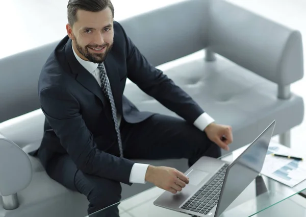 Homme d'affaires travaillant sur un ordinateur portable avec des tableaux financiers — Photo