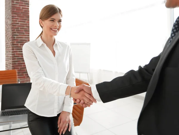 女性マネージャーは握手で顧客を歓迎します. — ストック写真