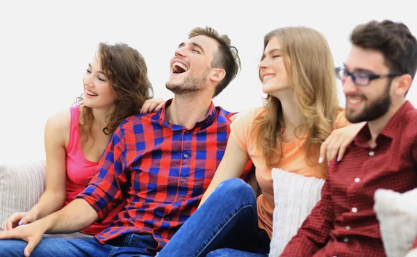 Amigos están viendo su programa favorito sentado en el sofá . —  Fotos de Stock