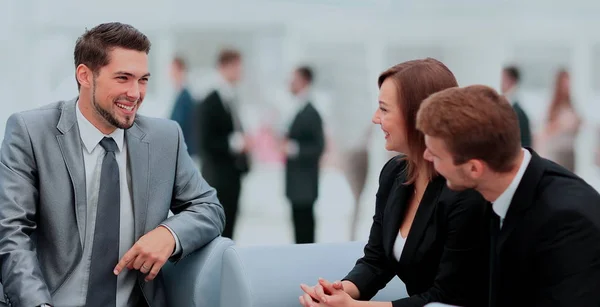 Happy business folk pratar på möte på kontoret — Stockfoto