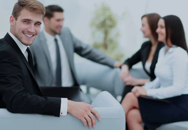 Grupo de jóvenes empresarios reunidos discutiendo crear — Foto de Stock