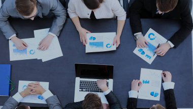 iş takım eş mali çizelgeleri tartışırken bir Semineri