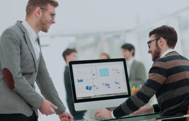 Çalışan işlemi, yöneticileri ekip çalışma yeni projesi. Fotoğraf genç busi