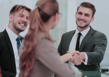 Modern bir ofiste iş adamları arasında karşılıklı