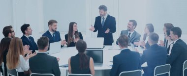 gülümseyen, hoparlör ap konferansla iş biter