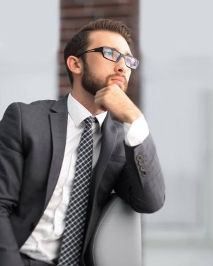 Yakışıklı iş adamı ofisindeki kanepede otururken...