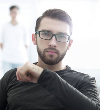 Konsantre yakışıklı genç gözlük