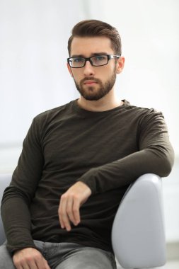 Hoş adam koltukta dinleniyor