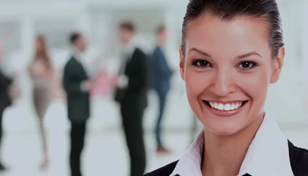 Retrato de una mujer de negocios que se ve feliz y sonriente —  Fotos de Stock