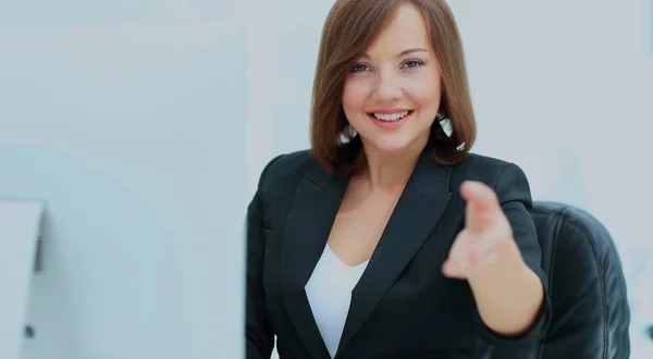 Feliz sorridente empresária em terno dando a mão para aperto de mão . — Fotografia de Stock