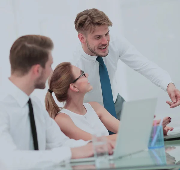 Proceso de trabajo. Equipo de negocios discutiendo juntos plan de negocios — Foto de Stock