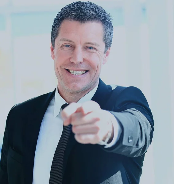 Hombre de negocios guapo señalándote con el dedo —  Fotos de Stock