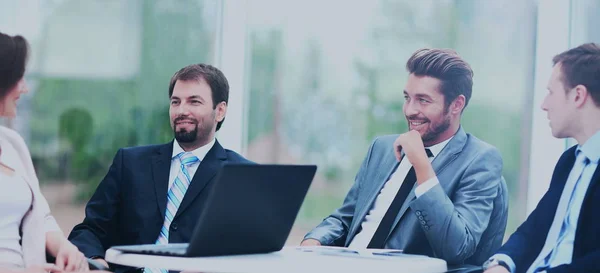 Gerente discutiendo trabajo con sus colegas — Foto de Stock