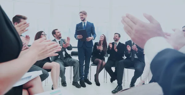 Affärsgrupp hälsar ledare med klappning och leende — Stockfoto