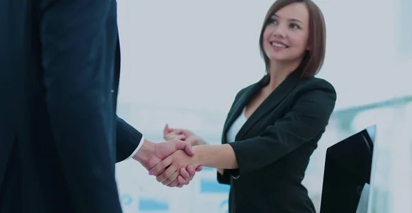 Dwóch ludzi biznesu, drżenie rąk, ze sobą w biurze — Zdjęcie stockowe