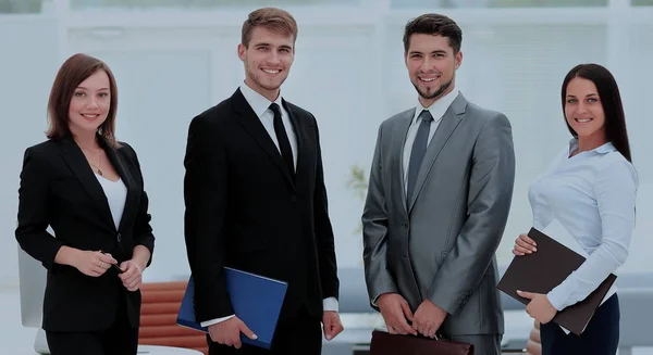 Успешные бизнесмены выглядят счастливыми и уверенными в себе — стоковое фото