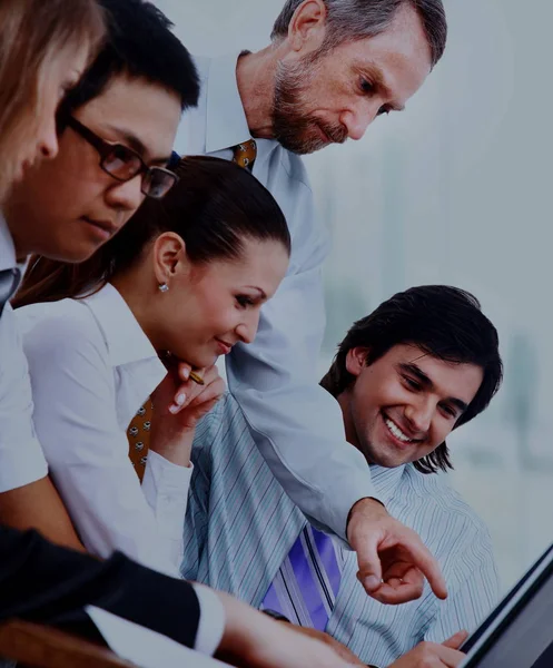 Uomini e donne d'affari che lavorano su stampe blu — Foto Stock