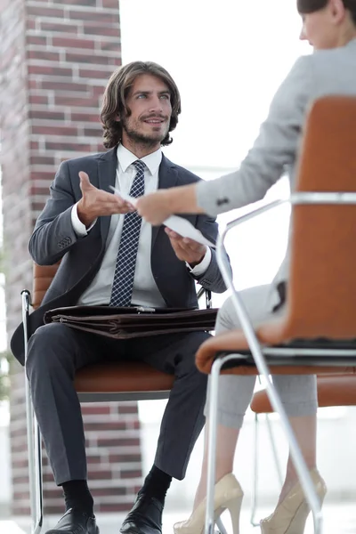 Una conversación relajada de un hombre y una mujer en la oficina — Foto de Stock