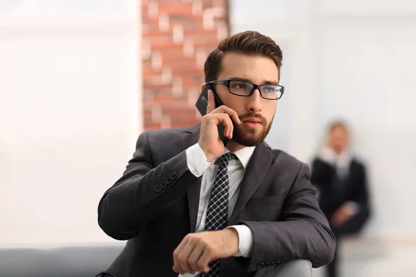 Zicht op een jonge aantrekkelijke zakenman met smartphone — Stockfoto