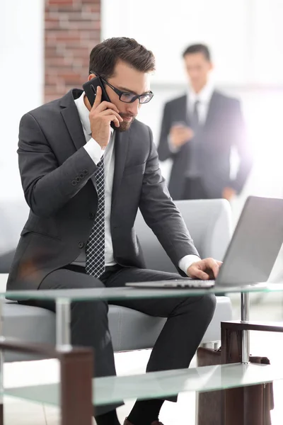 Ofiste cep telefonuyla konuşan iş adamının portresi — Stok fotoğraf