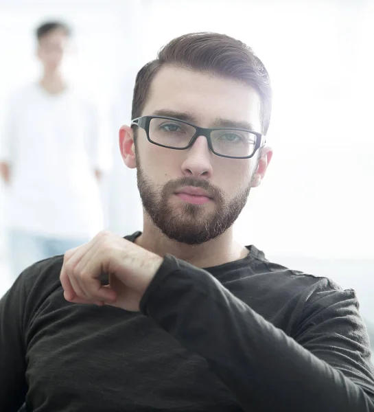 Bonito homem jovem concentrado em óculos — Fotografia de Stock