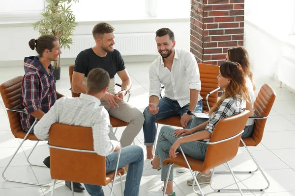 Equipo creativo de jóvenes . — Foto de Stock