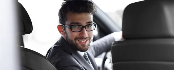 Hombre en ropa formal sentado en el coche —  Fotos de Stock