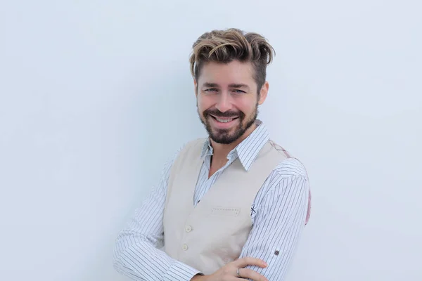 Un hombre ajusta el cuello de una camisa blanca — Foto de Stock