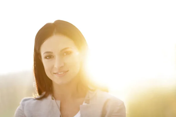 Primer plano. El rostro de una joven feliz . — Foto de Stock