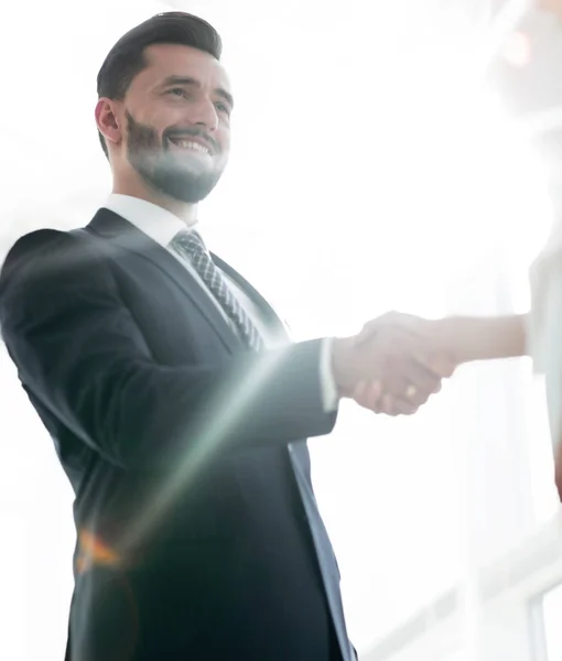 Twee bedrijf werknemers schudden handen in office — Stockfoto