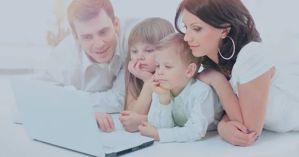 Látszó levegőbe laptop lelkesen család — Stock Fotó