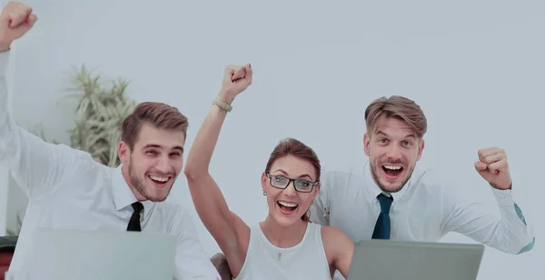 Equipo de tres compañeros de trabajo con los brazos levantados en celebración —  Fotos de Stock