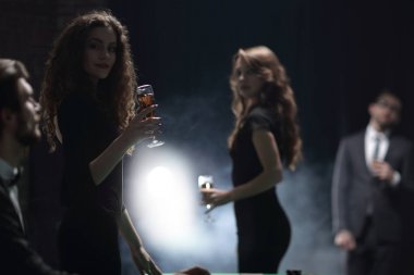 gençlerle bardak şarap bir casino