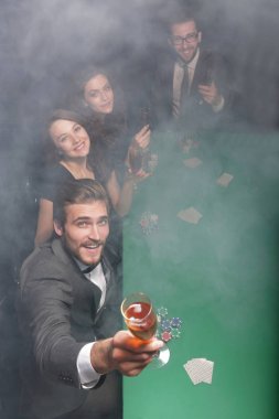 Arkadaş grubu casino ücretsiz bir akşamın
