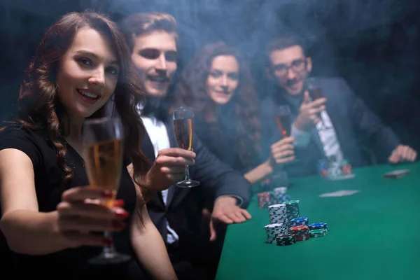时尚女性与葡萄酒杯, 坐在一个赌场的桌子 — 图库照片