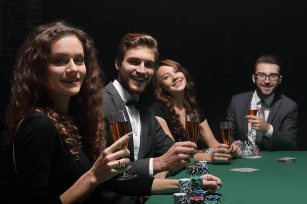 Bela mulher sentada a uma mesa em um cassino — Fotografia de Stock