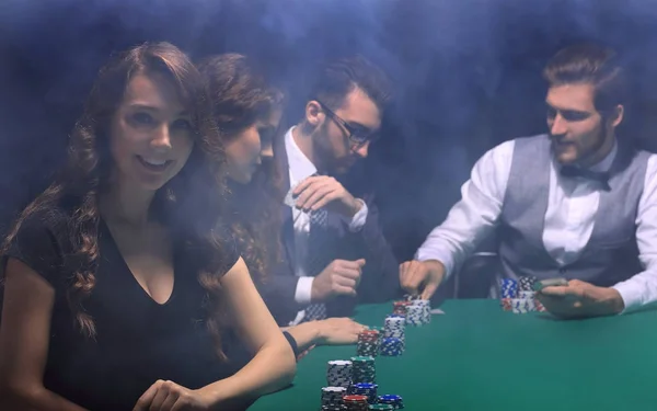 Femme d'affaires moderne assis à la table de craps dans un casino . — Photo