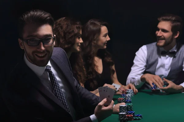 Moderner Geschäftsmann beim Pokern — Stockfoto