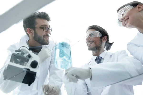 Grupo de estudiantes en el laboratorio —  Fotos de Stock