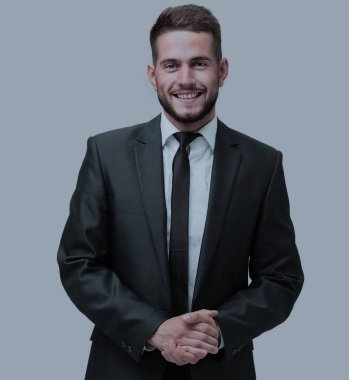 Profilde ayakta gülümseyen bir iş adamı portresi. İzole