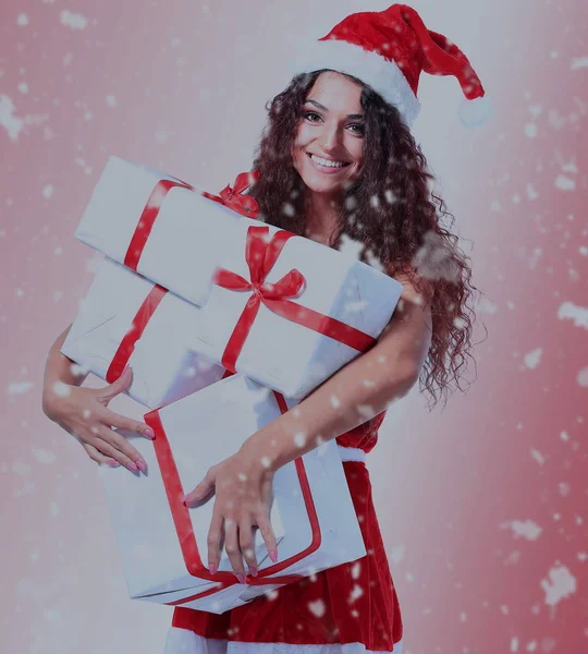 Portrét ženy vánoční Santa držet vánoční dárek — Stock fotografie