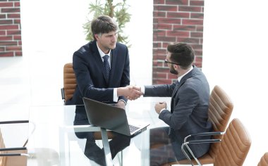 iki başarılı iş adamları arasında el sallamak