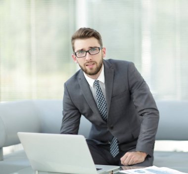 Masasında oturan modern bir işadamı portresi.