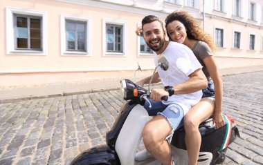 Genç çift bir scooter sürme ve having fun