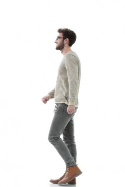 Yan görünümü. İleri yürüyen genç gülümseyen adam