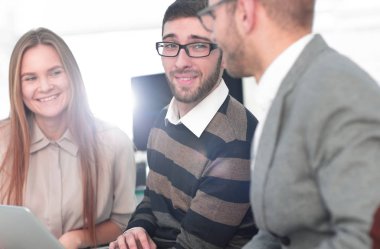 Hatta bir tablet ile çalışan üç mutlu çalışanlar