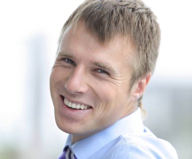 Kendine güvenen işadamı kameraya, arka görüş arıyorsunuz