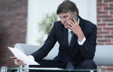 Bulanık ofis geçmişi olan bir iş adamı