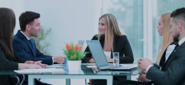 Şirket müdürü busine önce bir çalışma toplantısı tutar