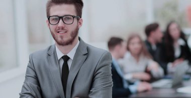 Parlak pencere önünde oturan başarılı iş adamı